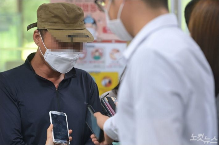 아동 성 착취 영상 유포 사이트인 '웰컴투비디오'를 운영한 혐의를 갖고 있는 손정우 씨의 아버지 손 모 씨가 16일 오전 서울 서초구 서울고등법원에서 손 씨의 범죄인 인도심사 두 번째 심문 재판을 마치고 법정을 나서며 취재진 질문에 답하고 있다. (사진=이한형 기자)