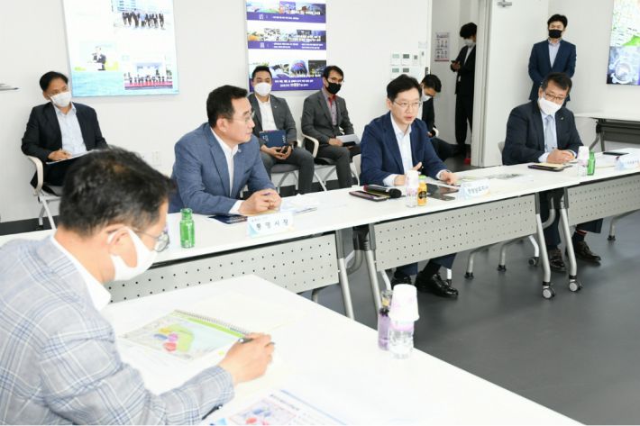 통영 폐조선소 재생사업 현장 찾은 김경수 지사. (사진=경남도청 제공)