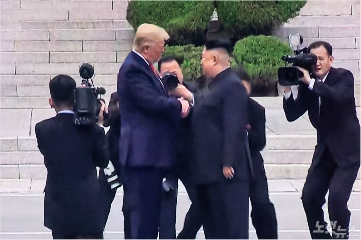 김정은 북한 국무위원회 위원장과 도널드 트럼프 대통령이 판문점에서 만남이 이루어진 지난해 6월 30일 서울역 대합실에서  뉴스가 방영되고 있다. (사진=박종민 기자/자료사진)