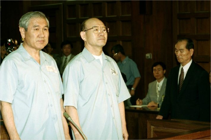 12·12 군사반란과 5·18 민주화운동 당시 내란 및 내란 목적 살인, 뇌물 등 혐의로 지난 1996년 8월 26일 서울지법 417호 대법정에서 열린 선고공판에서 기립해 있는 노태우, 전두환 전 대통령.