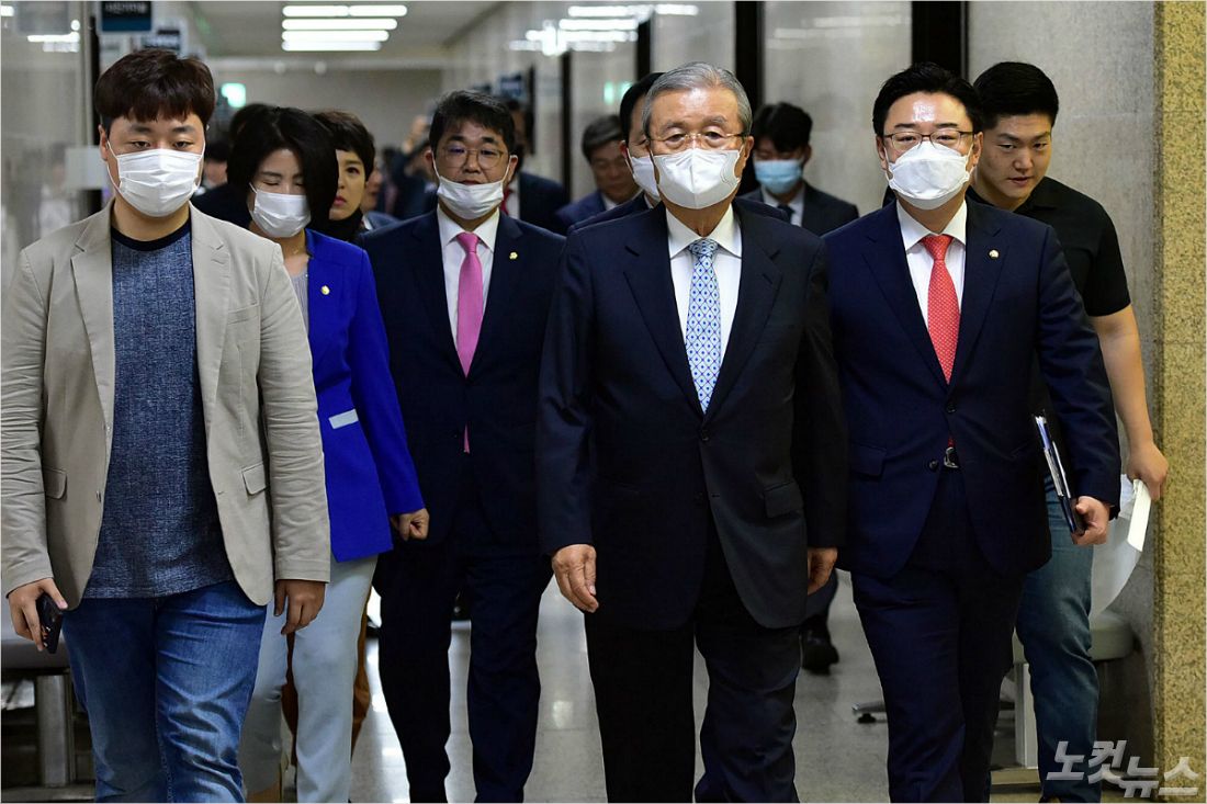 미래통합당 김종인 비대위원장이 지난 16일 국회에서 열린 긴급 비상대책위원회의에 참석하고 있다. (사진=윤창원기자)