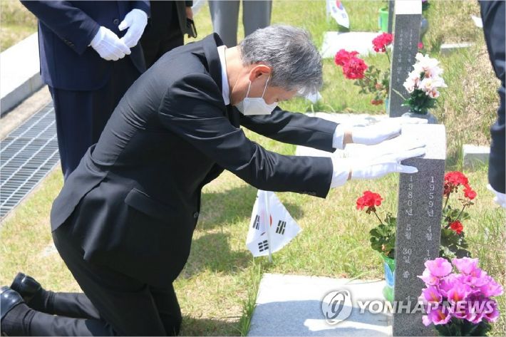 지난 5월 29일 오전 광주 북구 국립 5·18민주묘지에서 노태우 전 대통령의 장남 재헌 씨가 묘소를 참배하고 있다. (사진=연합뉴스)