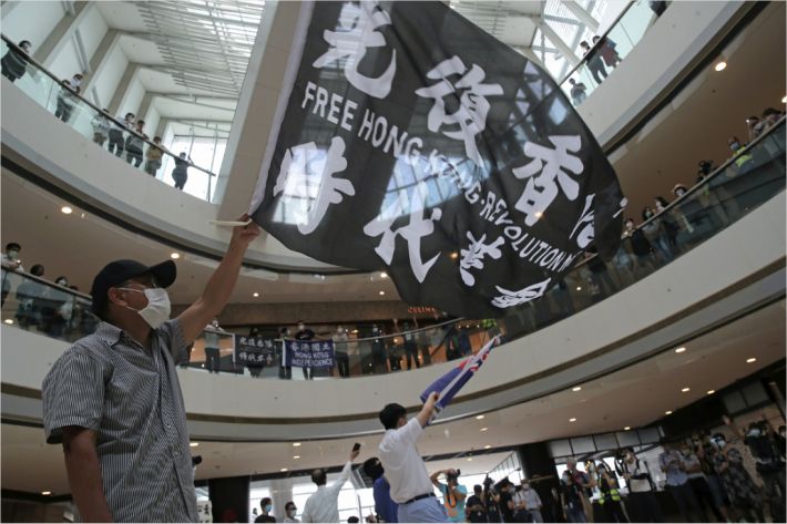 홍콩 쇼핑몰서 열린 홍콩보안법 반대 시위(사진=연합뉴스)