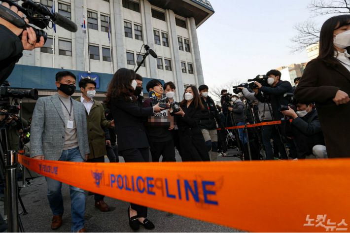 메신저 텔레그램에서 미성년자를 비롯해 수많은 여성의 성착취물을 제작하고 유포한 혐의를 받는 '박사방' 운영자 조주빈(25)이 3월 25일 오전 검찰 송치를 위해 서울 종로경찰서를 나와 호송차량으로 향하고 있다. (사진=이한형 기자/자료사진)