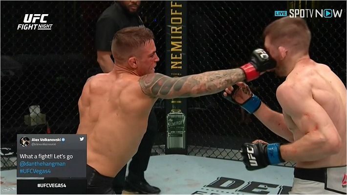 5라운드 경기 동안 계속 펀치를 주고 받는 더스틴 포이리에(왼쪽)와 댄 후커 (사진=SPOTV NOW 제공)