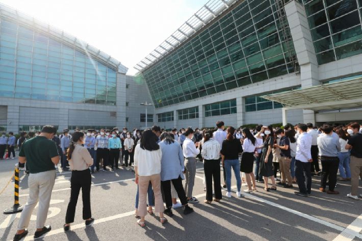 인천국제공항 제1여객터미널에서 동측 귀빈실 건물 앞에서 직원들이 보안검색 노동자 정규직화 관련 브리핑을 위해 앞둔 구본환 인천국제공항공사 사장에게 항의하기 위해 모여 있다. (사진=연합뉴스/자료사진)