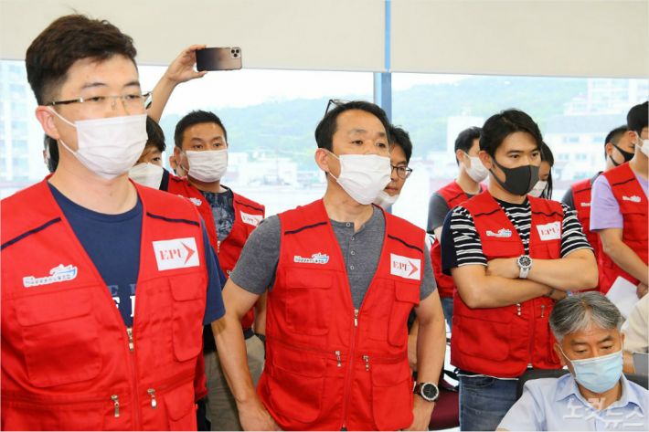 이스타항공 노조원들이 29일 서울 방화동 본사에서 열린 최종구 이스타항공 대표의 기자회견을 지켜보고 있다. (사진=박종민 기자)