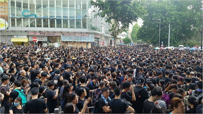 지난해 6월 홍콩 빅토리아 공원 인근에서 '범죄인 인도 법안'(일명 송환법)에 반대하는 시민들이 행진을 하는 모습.(사진=연합뉴스)