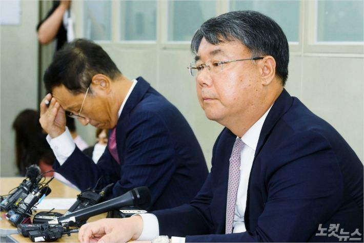 최종구 이스타항공 대표(오른쪽)와 김유상 전무가 29일 서울 방화동 본사에서 인수, 합병 관련 기자회견을 하고 있다. (사진=박종민 기자)