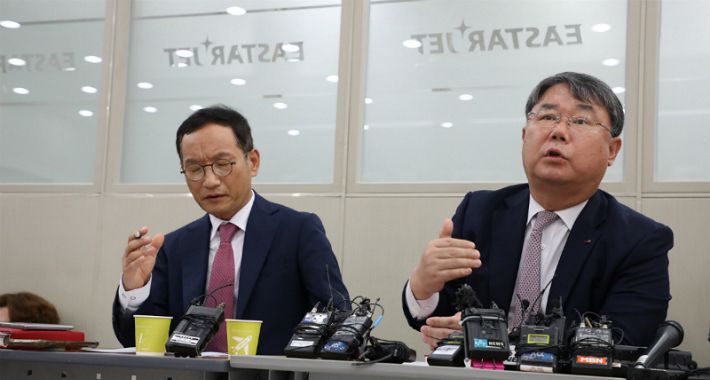 최종구 이스타항공 대표가 29일 강서구 본사에서 근로자 대표들과 제주항공과 이스타항공의 인수·합병 관련 기자회견을 하고 있다. 왼쪽은 김유상 경영본부장. (사진=연합뉴스)