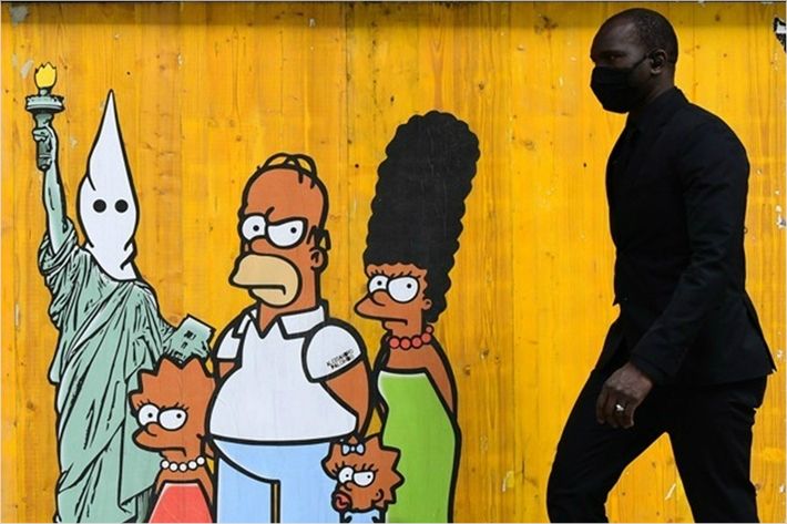 이탈리아 팝아티스트 알렉산드로 팔롬보가 조지 플로이드 추모 메시지를 담아 그린 '심슨 가족' 벽화 (사진=연합뉴스)