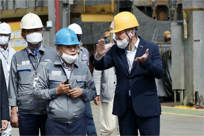 중소벤처진흥공단 김학도 이사장이 지난 30일 거제에 위치한 기득산업(주) (대표 공경열) 생산현장을 찾아 애로사항을 청취했다. (사진=중진공 제공)