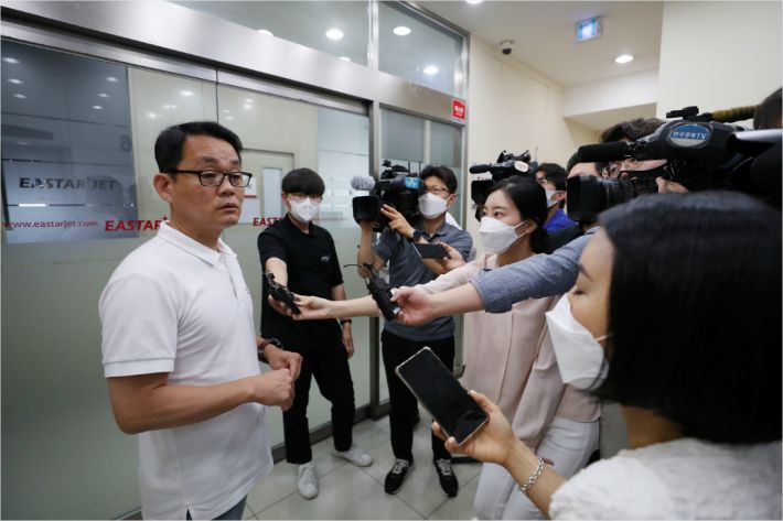 이스타항공 박이삼 노조위원장이 6일 오전 강서구 이스타항공에서 신규 이사, 감사 선임을 위해 열린 임시 주주총회장 앞에서 취재진의 질문에 답하고 있다.(사진=연합뉴스)
