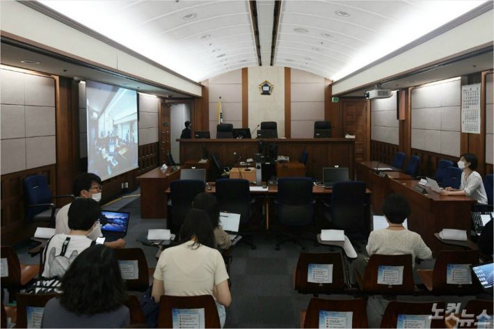 중계 법정 안에서 취재진이 재판 시작을 기다리고 있다 (사진=이한형 기자)