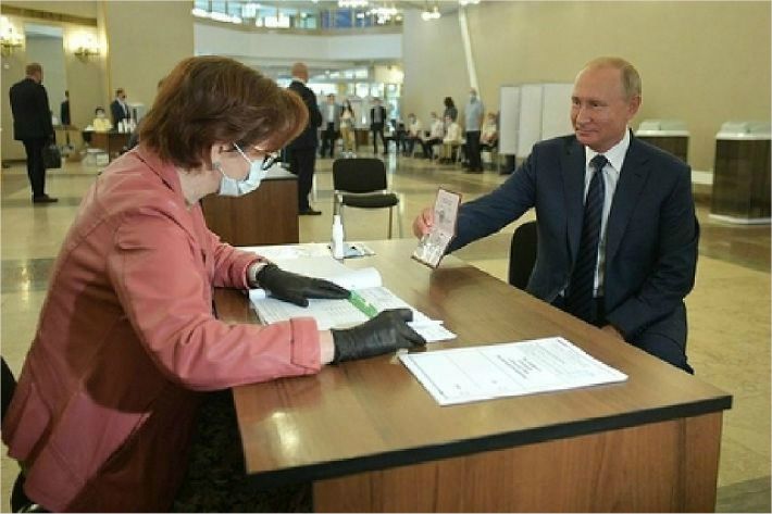 블라디미르 푸틴 러시아 대통령이 1일(현지시간) 모스크바 시내 과학아카데미 건물에 차려진 투표소에 직접 나와 투표하고 있다. (사진=연합뉴스)