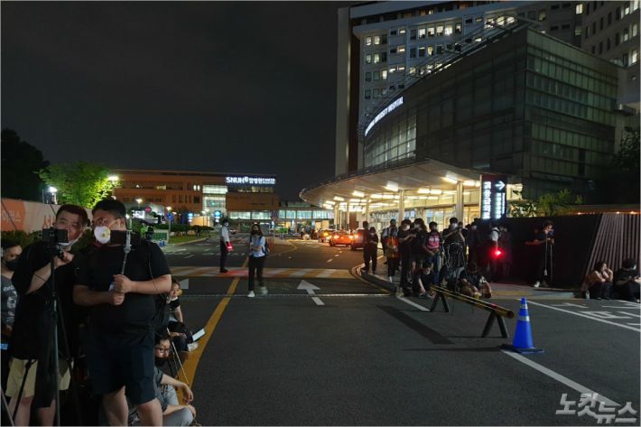 9일 서울 종로구 연건동에 위치한 서울대병원 응급실 앞에 취재진과 유튜버, 시민 등이 모여있다. (사진=서민선 기자)