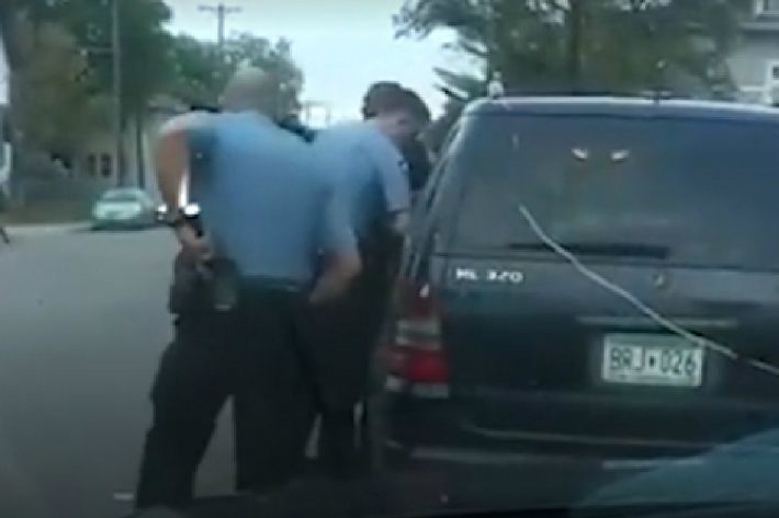 차안에서 나온 플로이드는 수갑을 채우려는 경찰관들에게 저항하기 시작했다. (사진='뉴욕타임즈' 영상 캡처)