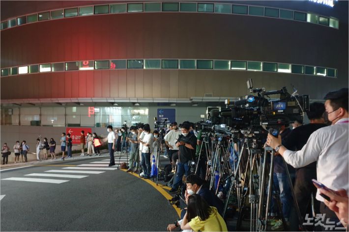 9일 서울 종로구 연건동에 위치한 서울대병원 응급실 앞에 취재진과 유튜버, 시민 등이 모여있다. (사진=서민선 기자)