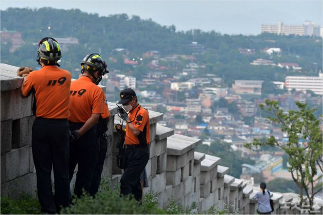 박원순 서울시장이 실종됐다는 신고가 접수된 9일 서울 종로구 와룡공원 인근에서 구급대원이 현장을 살펴보고 있다. 박종민기자