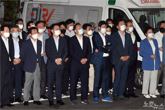 10일 새벽 서울 북악산에서 발견된 박원순 서울시장의 시신이 이송된 서울 종로구 서울대병원 응급실 앞에서 서울시 관계자들이 침통한 표정을 짓고 있다. 황진환기자