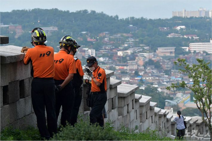 박원순 서울시장이 실종됐다는 신고가 접수된 9일 서울 종로구 와룡공원 인근에서 구급대원이 현장을 살펴보고 있다. (사진=박종민 기자)