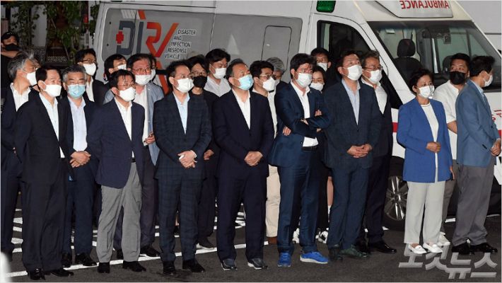 10일 새벽 서울 북악산에서 발견된 박원순 서울시장의 시신이 이송된 서울 종로구 서울대병원 응급실 앞에서 서울시 관계자들이 침통한 표정을 짓고 있다. (사진=황진환 기자)