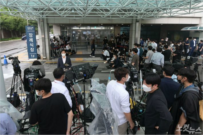 박원순 서울시장이 실종신고 7시간만에 숨진 채 발견된 10일 오전 박원순 시장의 빈소가 마련된 서울 종로구 서울대병원 장례식장 앞에 취재진이 몰려 있다. (사진=이한형 기자)