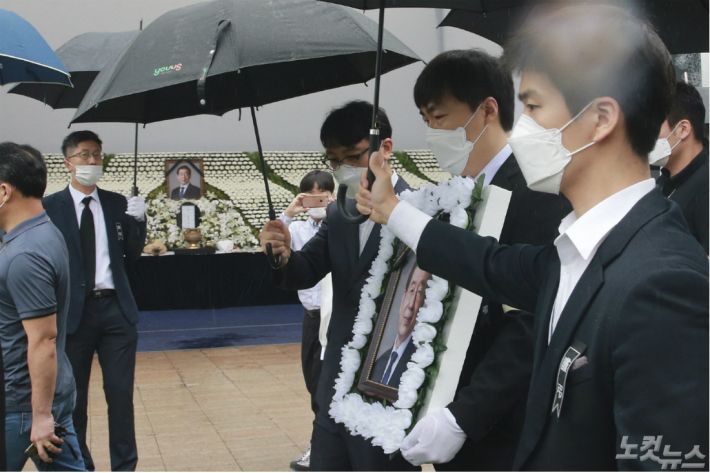 고(故) 박원순 시장의 영정사진이 13일 오전 서울 중구 서울시청에서 영결식을 마치고 추모공원으로 이동하고 있다. (사진=이한형 기자)