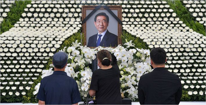 11일 서울광장에 마련된 고 박원순 서울시장 분향소를 찾은 시민들이 고인을 추모하고 있다. 박종민기자