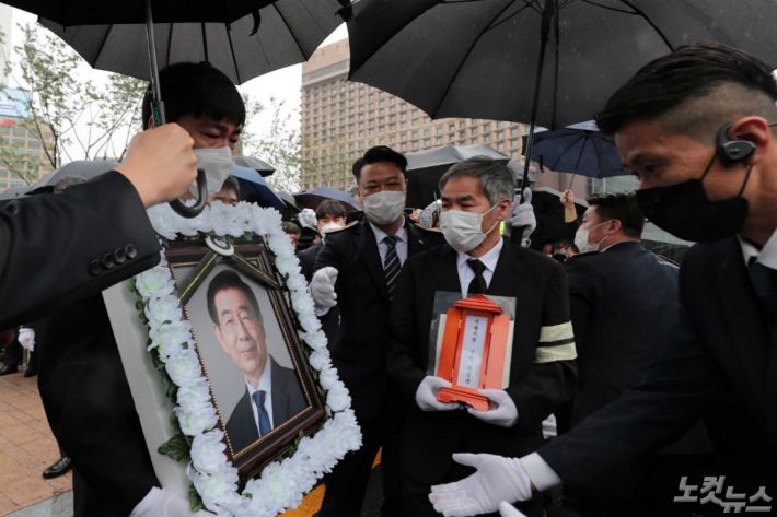 13일 오전 박원순 서울시장의 온라인 영결식이 끝난 뒤 위패와 영정사진이 서울시청사를 빠져나와 장지로 향하고 있다. (사진=이한형 기자)