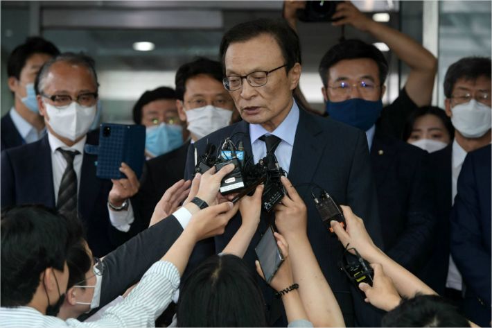 이해찬 더불어민주당 대표가 10일 서울 종로구 서울대학교병원 장례식장에 마련된 고 박원순 서울시장의 빈소를 나서며 취재진의 박 시장의 의혹 관련 질문을 들은 뒤 호통을 치고 있다. 이한형기자