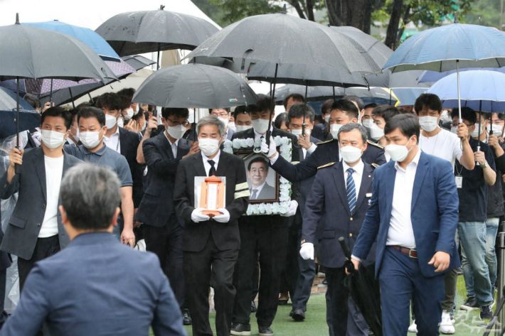 고 박원순 서울특별시장의 영정이 13일 서울시청에서 영결식을 마친 후 서울추모공원으로 향하고 있다. (사진=이한형 기자)