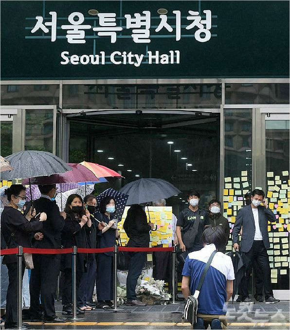 고(故) 박원순 서울시장의 영결식이 열린 지난 13일 서울 중구 서울시청에서 한 시민이 시청방향으로 큰 절을 올리고 있다. (사진=이한형 기자)