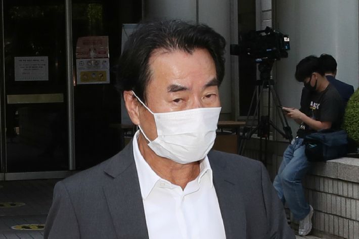 이장한 종근당 회장이 16일 오전 서울 서초구 서울중앙지법에서 열린 아들 이모 씨의 음주운전 관련 1심 선고공판이 끝난 뒤 법정을 나서고 있다.(사진=연합뉴스)