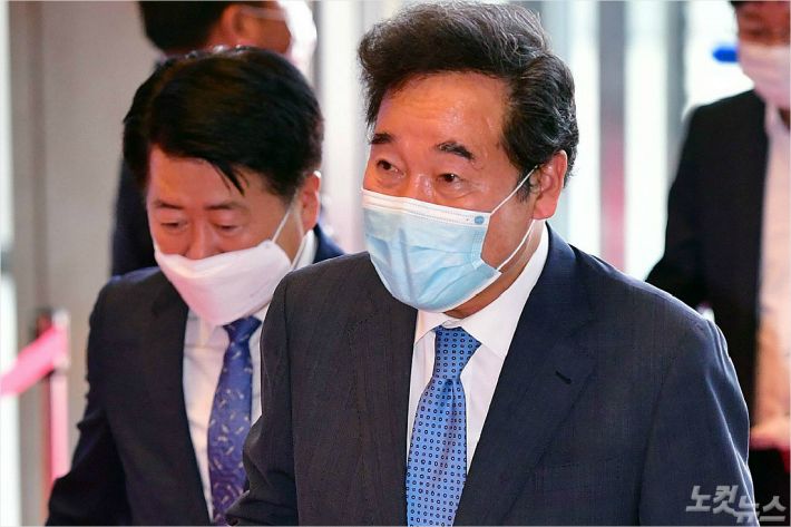 더불어민주당 이낙연 의원이 당 의원총회에 참석하기 위해 국회에 들어서고 있다. (사진=윤창원 기자)