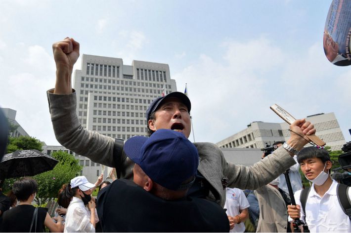 이재명 경기도지사 지지자들이 16일 오후 서울 서초구 대법원 앞에서 이 지사의 무죄 취지 파기환송 판결이 내려진 직후 환호하고 있다. (사진=박종민 기자)