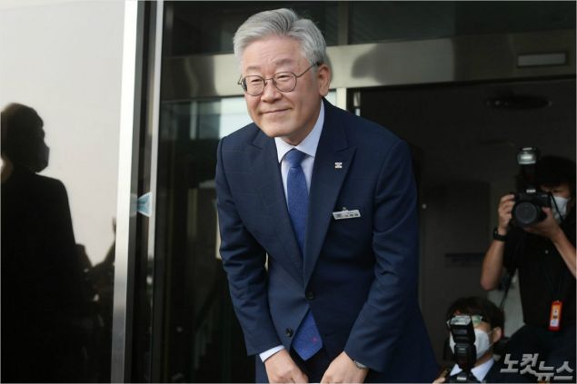 이재명 경기도지사가 16일 오후 경기도 수원시 경기도청 앞에서 입장 발표를 마치고 인사를 하고 있다. 이 지사는 대법원의 허위사실 공표 혐의에 대한 무죄취지 파기환송 판결로 지사직을 유지하게 됐다. 이한형기자