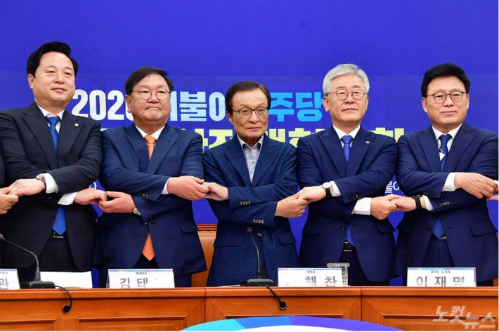 지난 8일 국회에서 열린 더불어민주당 경기도 예산정책협의회에서 김태년 원내대표, 이해찬 대표, 이재명 경기도 지사 등 참석자들이 기념촬영을 하고 있다. (사진=윤창원 기자/자료사진)