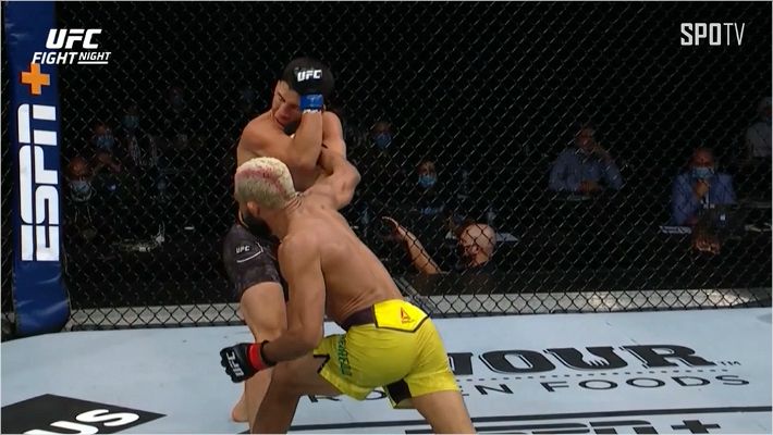 베나비데즈의 가드를 뚫고 들어가는 피게레도의 오른손 펀치 (사진=SPOTV NOW 제공)