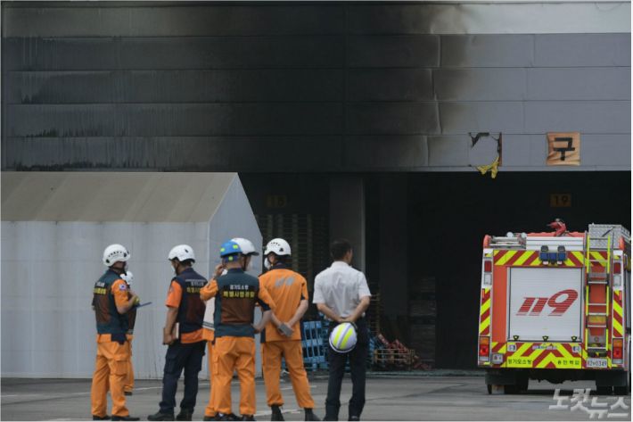21일 경기도 용인시 양지면 SLC 물류센터에서 화재가 발생해 벽면이 검게 그을려 있다. (사진=이한형 기자)