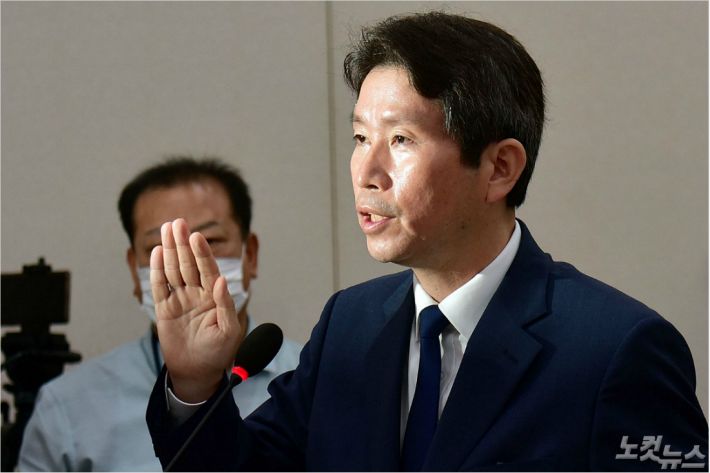 이인영 통일부 장관 후보자가 23일 오전 국회 외교통일위원회 인사청문회에서 선서를 하고 있다. (사진=윤창원 기자 )