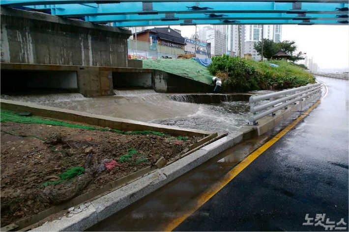 27일 오후 통제된 부산 동래구 수안교 하부도로 옆으로 온천천 수위가 점차 상승하는 모습. (사진=부산경찰청 제공)