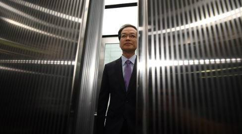 '드루킹'의 포털사이트 댓글조작 사건을 수사 중인 허익범 특별검사가 지난 8월 27일 오후 서울 서초구 특검 사무실에서 수사 결과를 발표한 뒤 승강기에 오르고 있다. 뉴시스