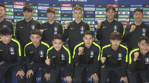 59년 만에 아시아축구연맹(AFC) 아시안컵 정상 탈환에 도전하는 한국 축구대표팀 선수들이 23일 결전지인 아랍에미리트(UAE)로 출국하기에 앞서 인천공항에서 기념촬영을 하고 있다.