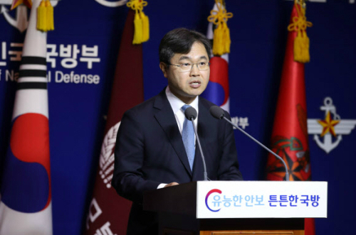 이남우 국방부 인사복지실장이 28일 오전 서울 용산구 국방부에서 양심적 병역거부자 대체복무 방안을 발표하고 있다.연합