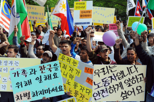 외국인 노동자들이 불법체류 등의 단속에 반발하며 시위를 벌이고 있다. 세계일보 자료사진