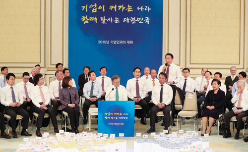 상의 탈의한 채 토론 문재인 대통령이 15일 오후 청와대 영빈관에서 열린 ‘2019 기업인과의 대화’에서 최태원 SK 회장의 발언을 경청하고 있다. 이 행사에는 대한상의가 추천한 삼성전자 이재용 부회장(최 회장 왼쪽)과 현대자동차 정의선 수석부회장(두 번째 줄 왼쪽 두 번째), LG 구광모 회장(정 부회장 왼쪽), 엔씨소프트 김택진 대표(최 회장 앞), 현대그룹 현정은 회장(앞줄 오른쪽 두 번째), 손경식 한국경영자총협회 회장(현 회장 오른쪽) 등 대기업 대표 22명과 업종을 대표하는 중견기업인 39명, 대한상의 및 지역상공회의소 회장단 67명 등 모두 128명의 기업인이 참석했다. 청와대사진기자단