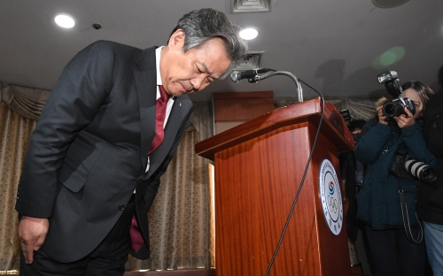 이기흥 대한체육회 회장이 15일 오전 송파구 올림픽파크텔에서 열린 이사회에 참석해 체육계 폭력·성폭력 사태에 대한 쇄신안을 발표하며 고개 숙여 사과하고 있다. 이제원 기자