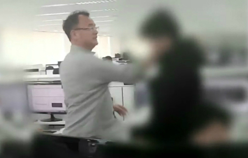 국내 웹하드업체 위디스크 실소유주 양진호 한국미래기술 회장이 직원을 폭행하는 영상.한국탐사저널리즘센터 뉴스타파 제공