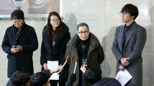 18일 오전 서울 서초구 법무법인 해마루가 입주한 로비에서 열린 후지코시 근로정신대 소송 항소심 판결 기자간담회에서 이희자 태평양전쟁피해자보상추진협의회 공동대표가 발언하고 있다. (왼쪽부터)김영환 민족문제연구소 대외협력팀장, 김세은 변호사, 이희자 태평양전쟁피해자보상추진협의회 공동대표, 임재성 변호사.